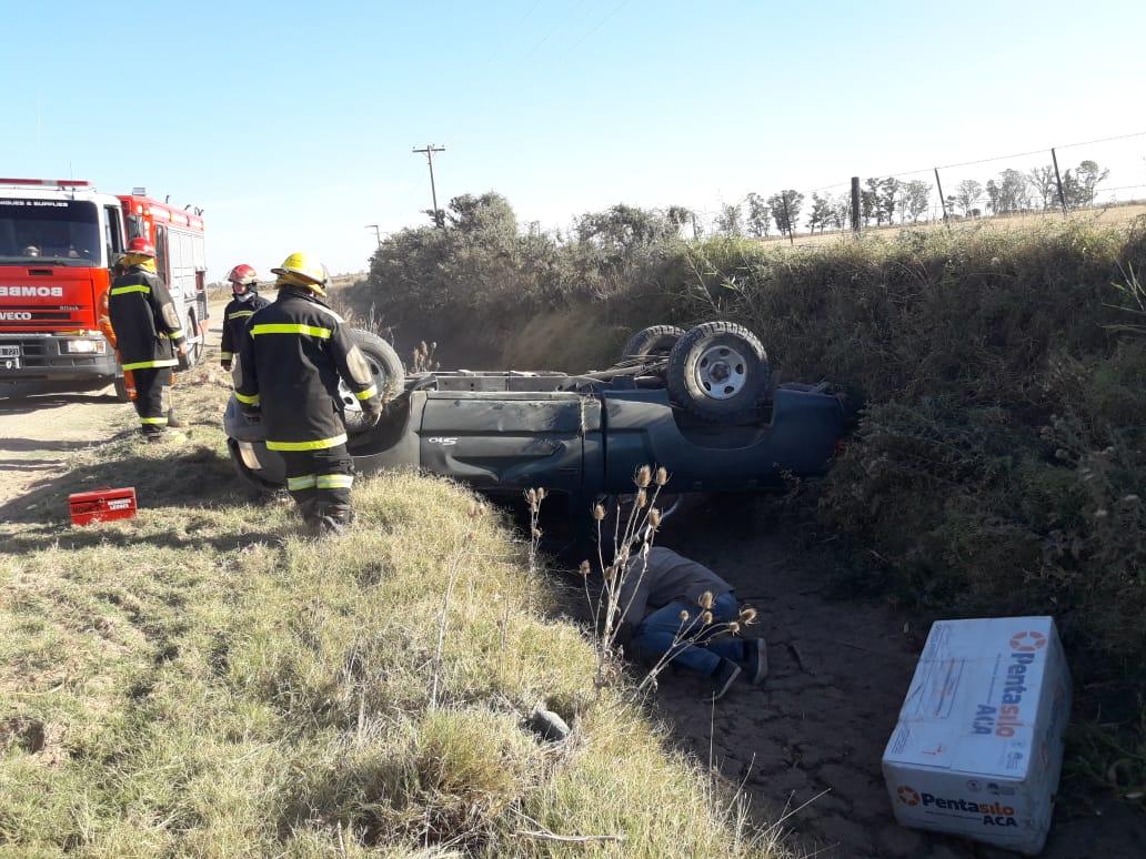 Despistó una pick up en camino rural de Leones y terminó tumbando en una cuneta