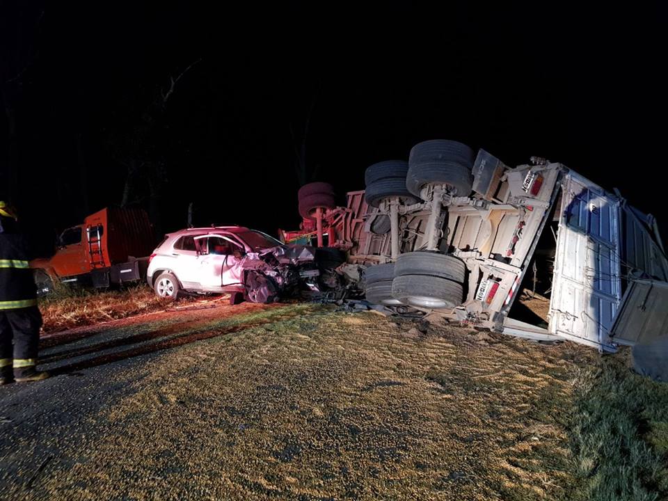 Vuelco de un camión que quedó cruzado sobre ruta 9 y fue colisionado por una camioneta de Marcos Juárez