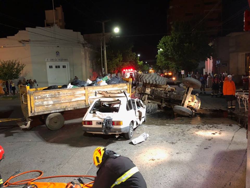 Espectacular accidente entre un tractor municipal y un automóvil Fiat 147 en zona céntrica