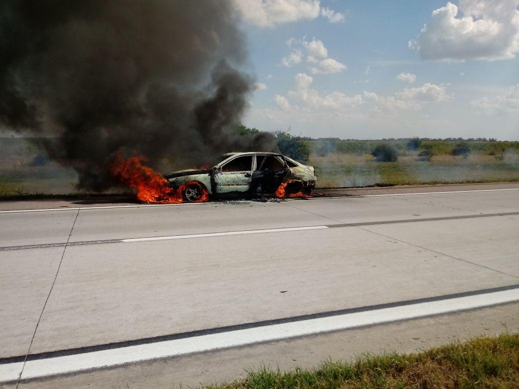 Ballesteros: Incendio total de un vehículo en autopista