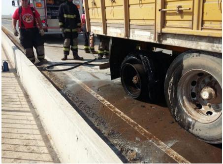 Incendio en los neumáticos de un camión en autopista