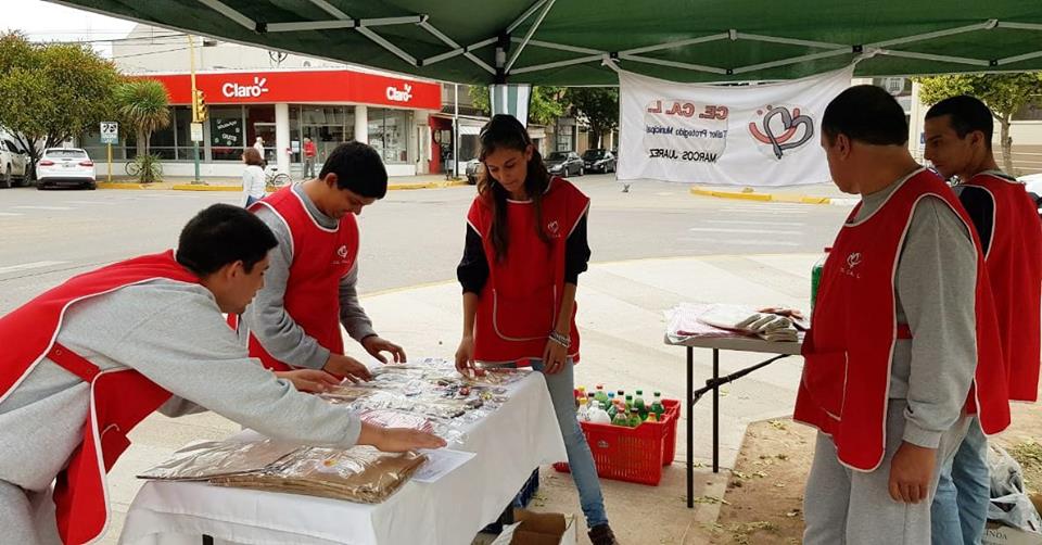CECAL con un stand de ventas en Alem y Belgrano