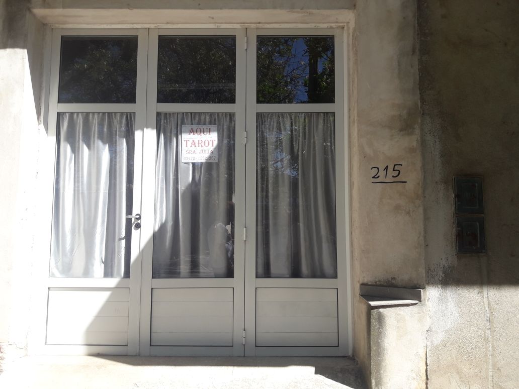 Reclamo de personas frente a vivienda de tarotista