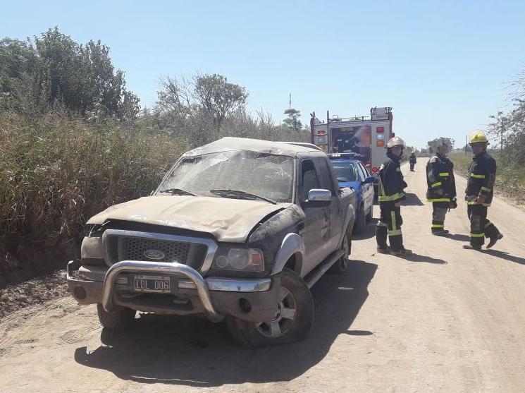 Vuelco en solitario de una camioneta en camino rural entre Leones y Monte Buey