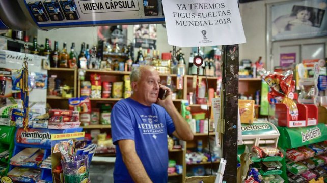 Un kiosquero vende figuritas sueltas para llenar el álbum