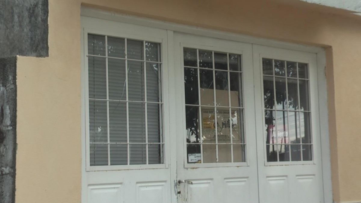 Daños y rotura de vidrios de una vivienda de calle Mitre y Mendoza y robo en una tienda ubicada en calle Mitre al 600