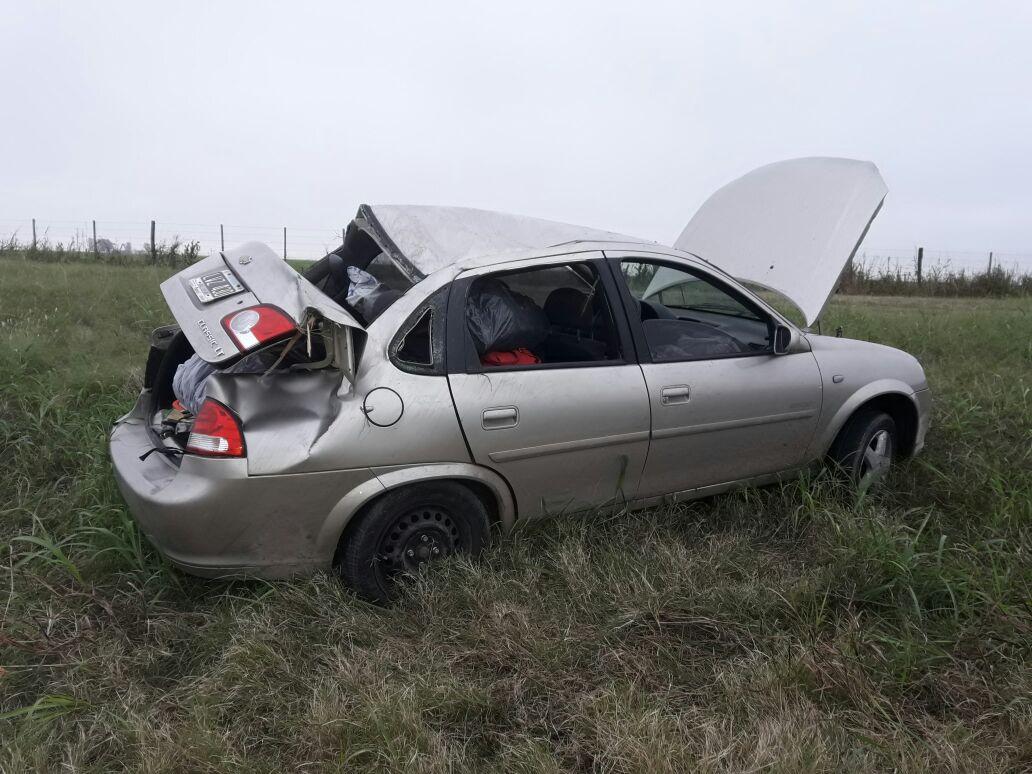 Vuelco en solitario de un automóvil en autopista en Leones