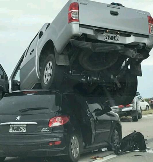 Espectacular accidente en Ballesteros, donde un automóvil quedó debajo de una camioneta