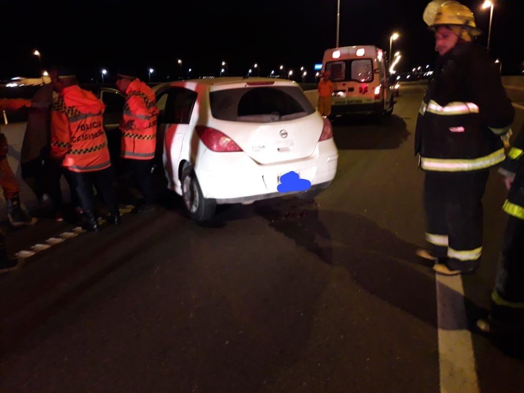 Automóvil de Saira colisionó contra paredes de contención del puente de autopista en Leones