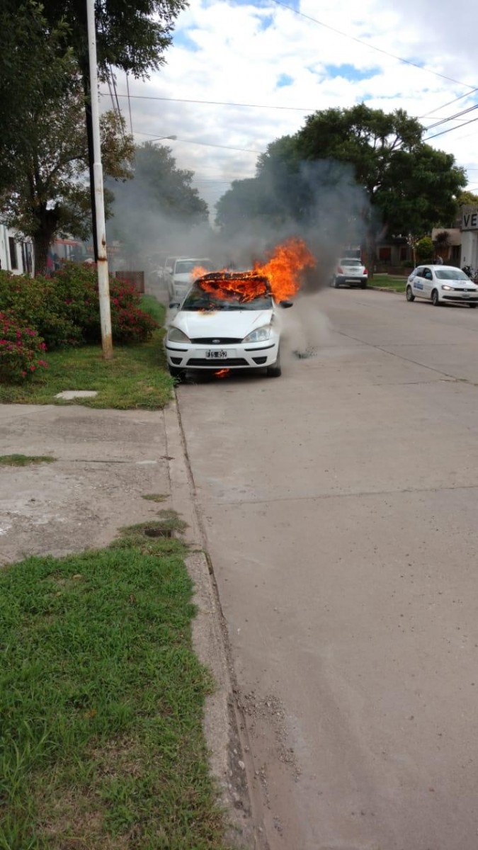 Incendio y destrucción de un automóvil en la vìa pública
