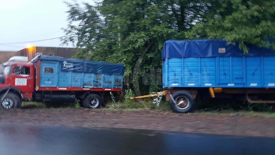 El Trébol: Despistó un camión en ruta 13 en medio de una intensa lluvia