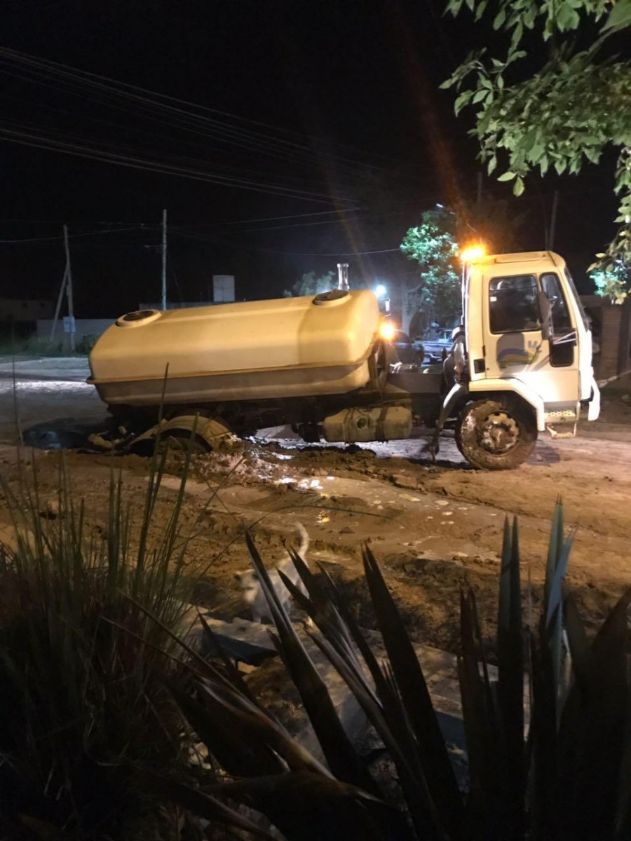 Camión municipal quedó empantanado en calle Posta Espinillos al 600