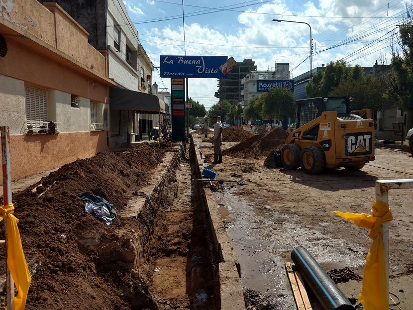 Recambio de caño principal de agua en zona céntrica, afectando el servicio de algunos usuarios