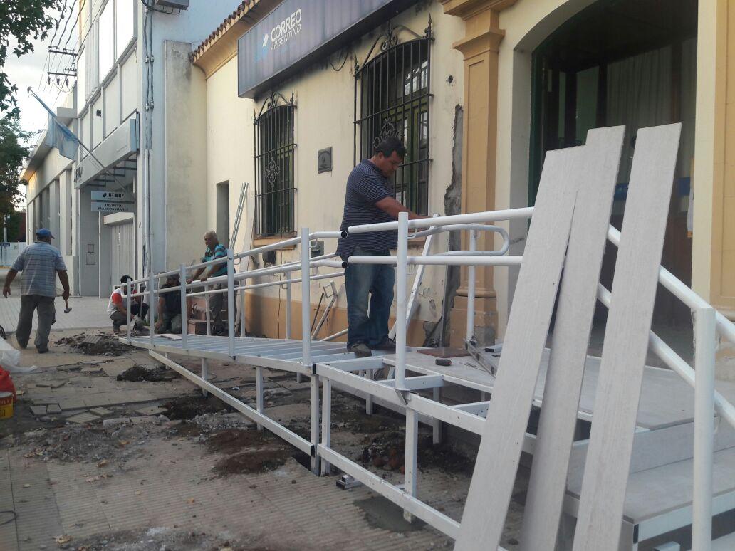 Comenzó la instalación de rampa en el Correo Argentino