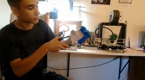 Un chico de 18 años realiza prótesis de mano gratuitas
