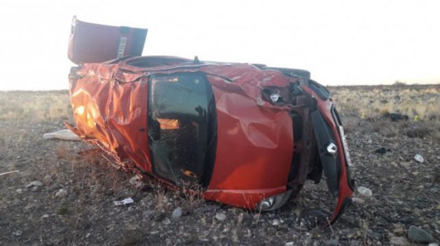 Volcó y dijo que viajaba solo, pero encontraron un cuerpo a pocos metros