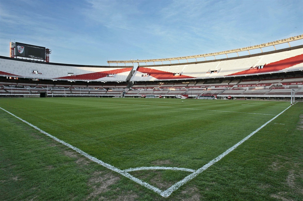 «Papá, me quedé dormido, ahora veo cómo salgo del estadio»: el llamado del joven que apareció muerto en la vereda del Monumental