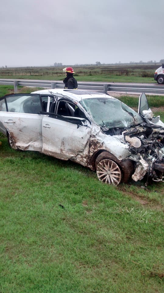 Despiste de un automóvil y posterior colisión con guardarrail en autopista en General Roca