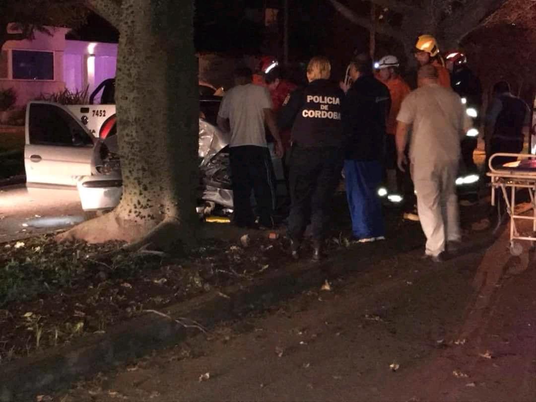 Un auto chocó contra un árbol del Bv. Irigoyen en la madrugada del domingo