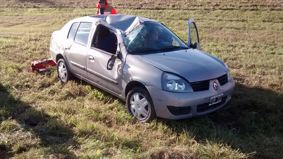 Vuelco en solitario en autopista en General Roca