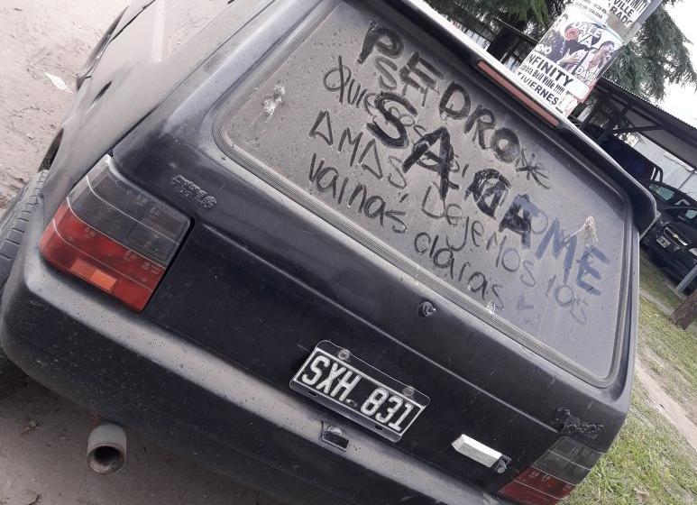 Auto abandonado desde días en macro centro con una inscripción particular