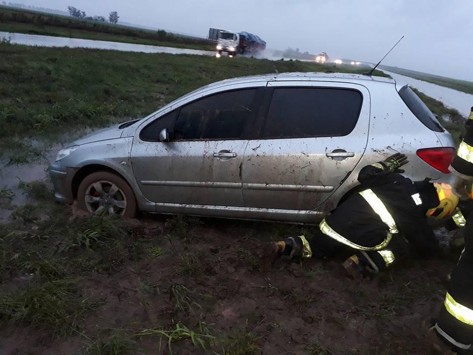 Un automóvil de Leones despistó, realizó medio trompo y terminó en el cantero central de autopista