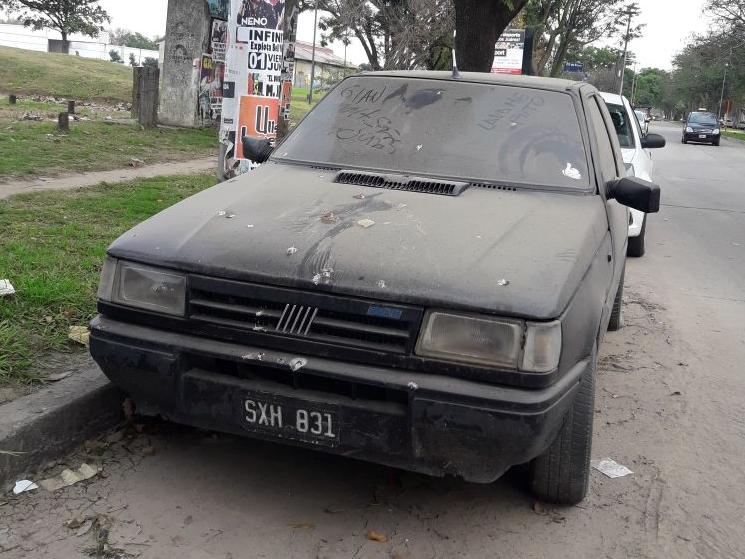 Auto abandonado desde días en macro centro con una inscripción particular