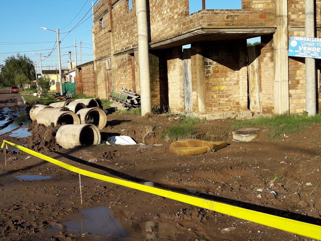 Un colchón obstruyó desagüe en obra de calle Laprida y Quintana