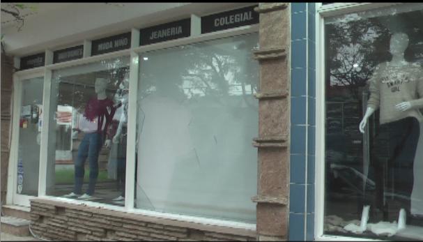Rotura de vidrio y robo de prendas de la vidriera del local Menta