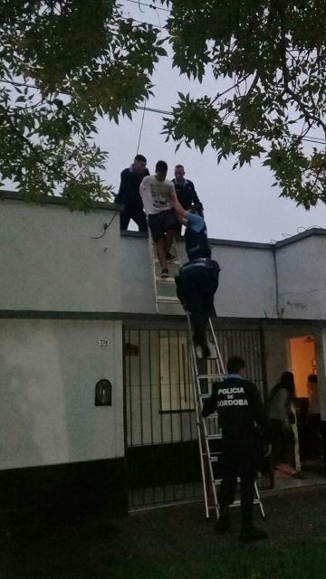 Policìa persiguió y procedió a la detención de un masculino que escapaba por los techos en el barrio sur