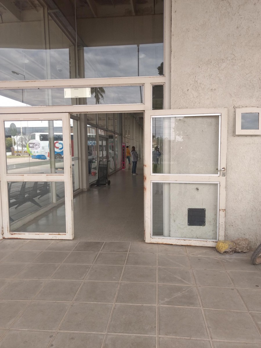 Las dos puertas de los extremos de la terminal abiertas