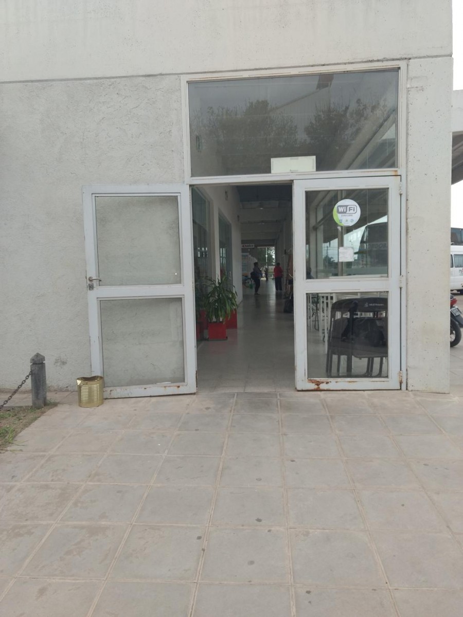 Las dos puertas de los extremos de la terminal abiertas