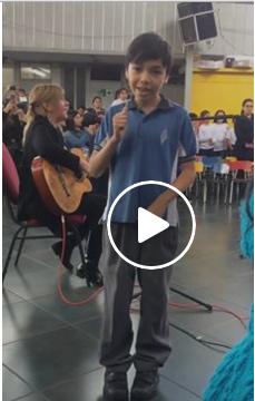 El tierno método de un nene para que su mamá sorda disfrute de un acto escolar