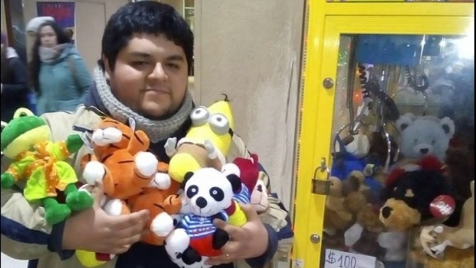 Secreto revelado: cómo ganarle a la máquina de peluches