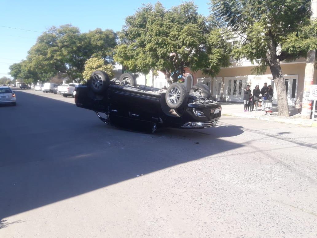 Espectacular choque entre dos vehículos en pleno centro de Leones, con el vuelco de una pick up