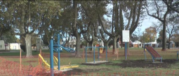La plaza Sarmiento con gimnasio
