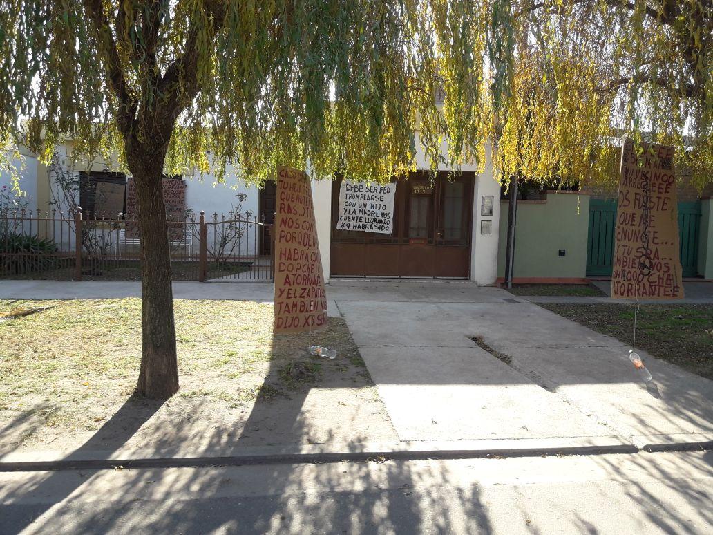 Conflicto entre vecinos en calle San Martin 1700 con carteles acusatorios