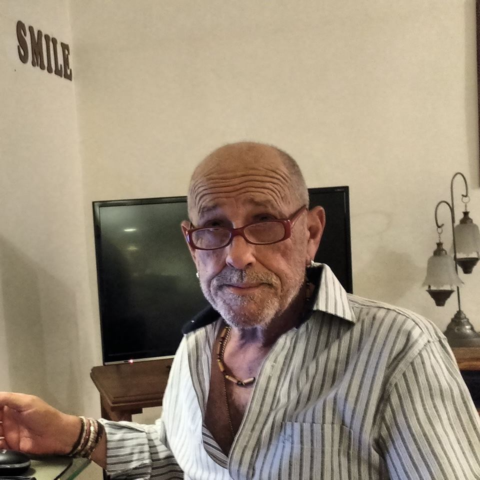 Escuche una explosión, el remis quedó muy dañado y el motociclista escapò”