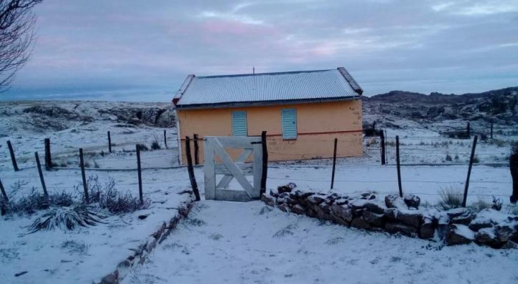 Nevó en las Altas Cumbres: cierran el camino por hielo en la calzada