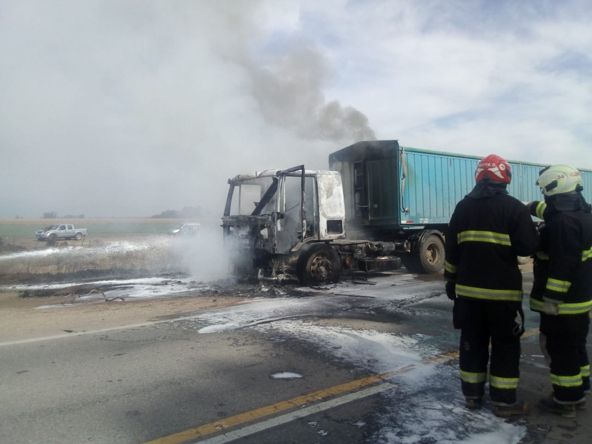 Se incendió un camión en su totalidad