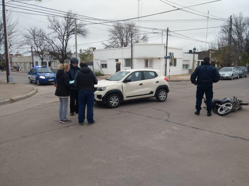 Choque entre moto y auto en ejido urbano de Leones