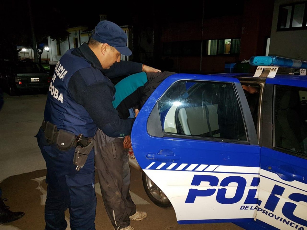 Dos sujetos fueron sorprendidos cargando cereal en la aceitera de Camilo Aldao