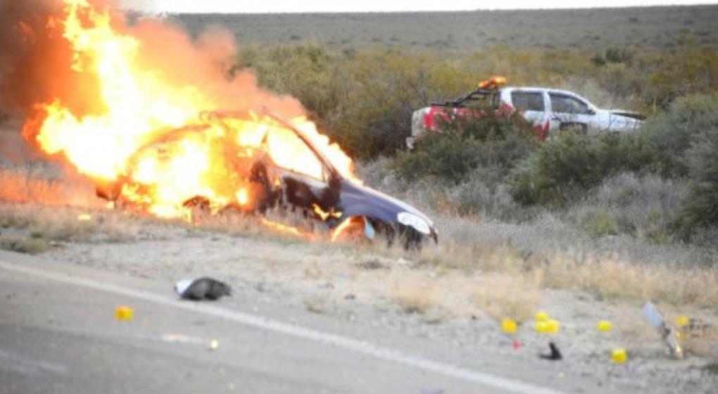 Arrojaron de un auto en llamas a una beba antes de morir calcinados y la salvaron