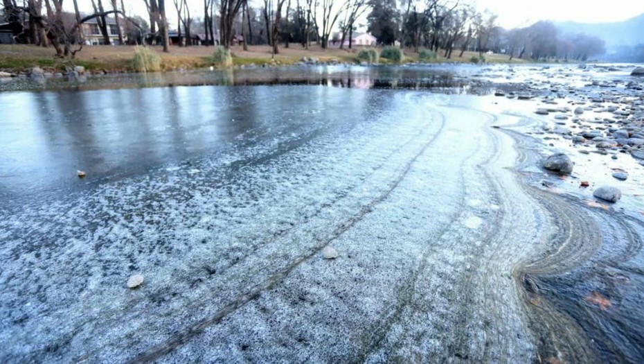 El frío congeló el río de Santa Rosa de Calamuchita