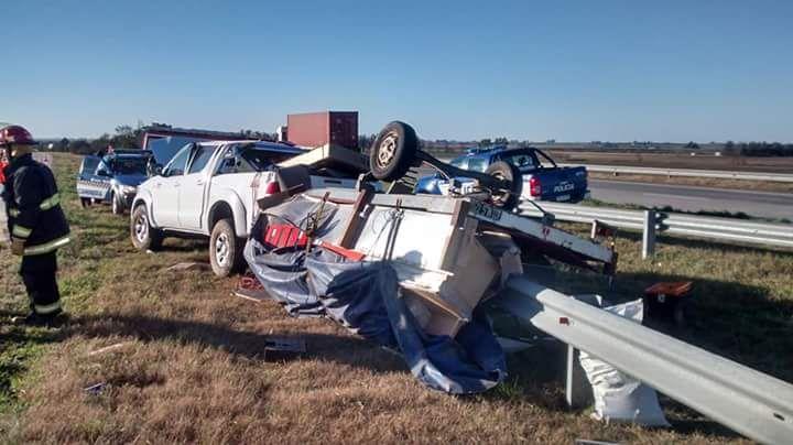 Vuelco en solitario en autopista en General Roca