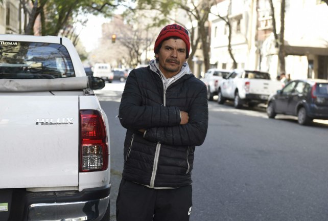 Rosario: Un cuidacoches encontró una billetera, se tomó un colectivo y fue a la casa de la propietaria a devolvérsela