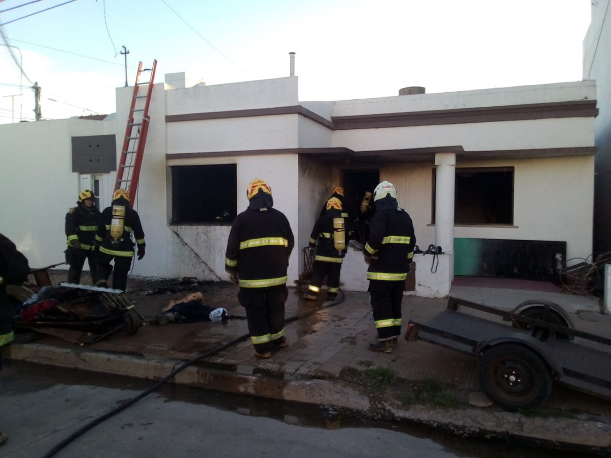 Incendió de una vivienda en calle 25 de Mayo.-