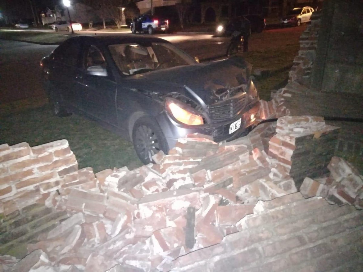 Un automóvil chocó contra el tapial que rodea el country del Club Argentino