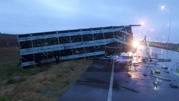 Armstrong: Choque entre dos camiones en autopista con un camionero de Marcos Juàrez