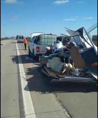 Accidente en autopista donde un camión embistió a una pick up estacionada en la banquina